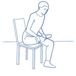 Illustration av person som stretchar stjärtmuskeln sittande på en stol.