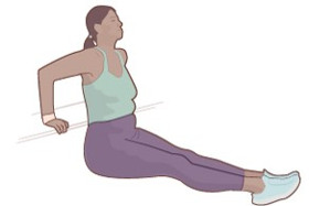 En kvinna gör triceps hävningar.