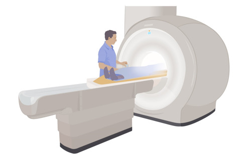 En patient ligger på en brits som åker in i magnettunneln på en magnetkamera. En vårdpersonal står intill och övervakar undersökningen.