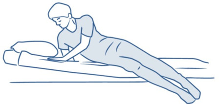 En teckning av person på sidan i en säng med benen hängande över sängkanten och armbågen som stöd i sängen för att resa sig.