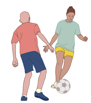 En man och en kvinna leker med en fotboll.