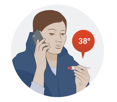 En kvinna talar i mobiltelefon och håller en termometer i handen som visar 38 grader