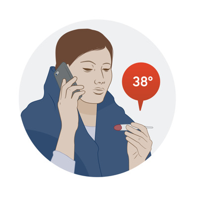En kvinna talar i mobiltelefon och håller en termometer i handen som visar 38 grader